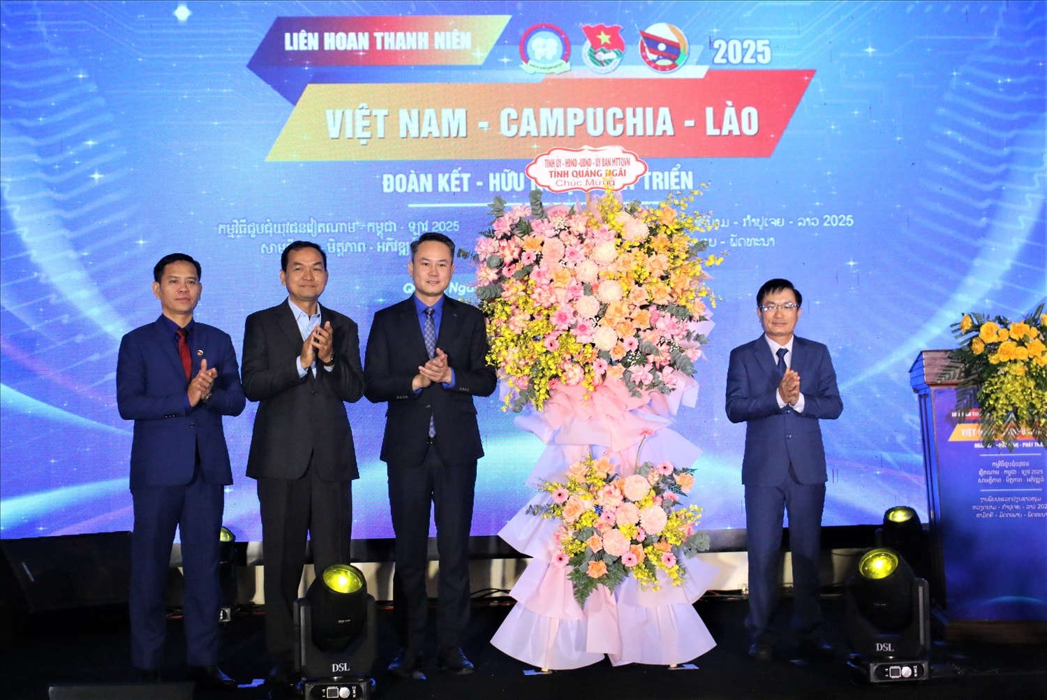 Ông Nguyễn Ngọc Sâm (bên phải), Phó Chủ tịch UBND tỉnh Quảng Ngãi tặng lẵng hoa chúc mừng khai mạc Liên hoan thanh niên Việt Nam - Campuchia - Lào năm 2025. (Ảnh: Ngọc Chí)