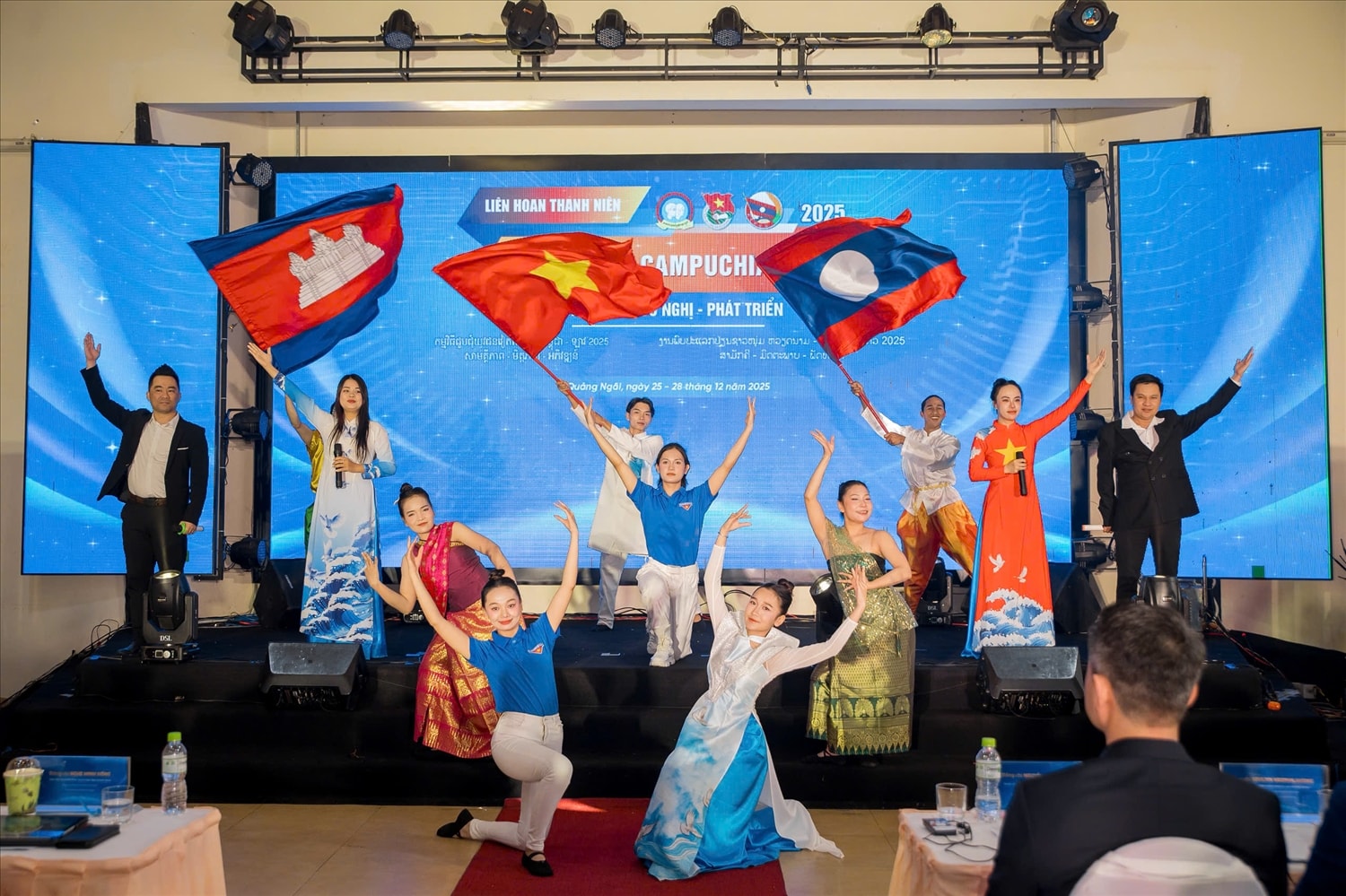 Văn nghệ chào mừng khai mạc Liên hoan thanh niên Việt Nam - Campuchia - Lào năm 2025. (Ảnh: Ngọc Chí)