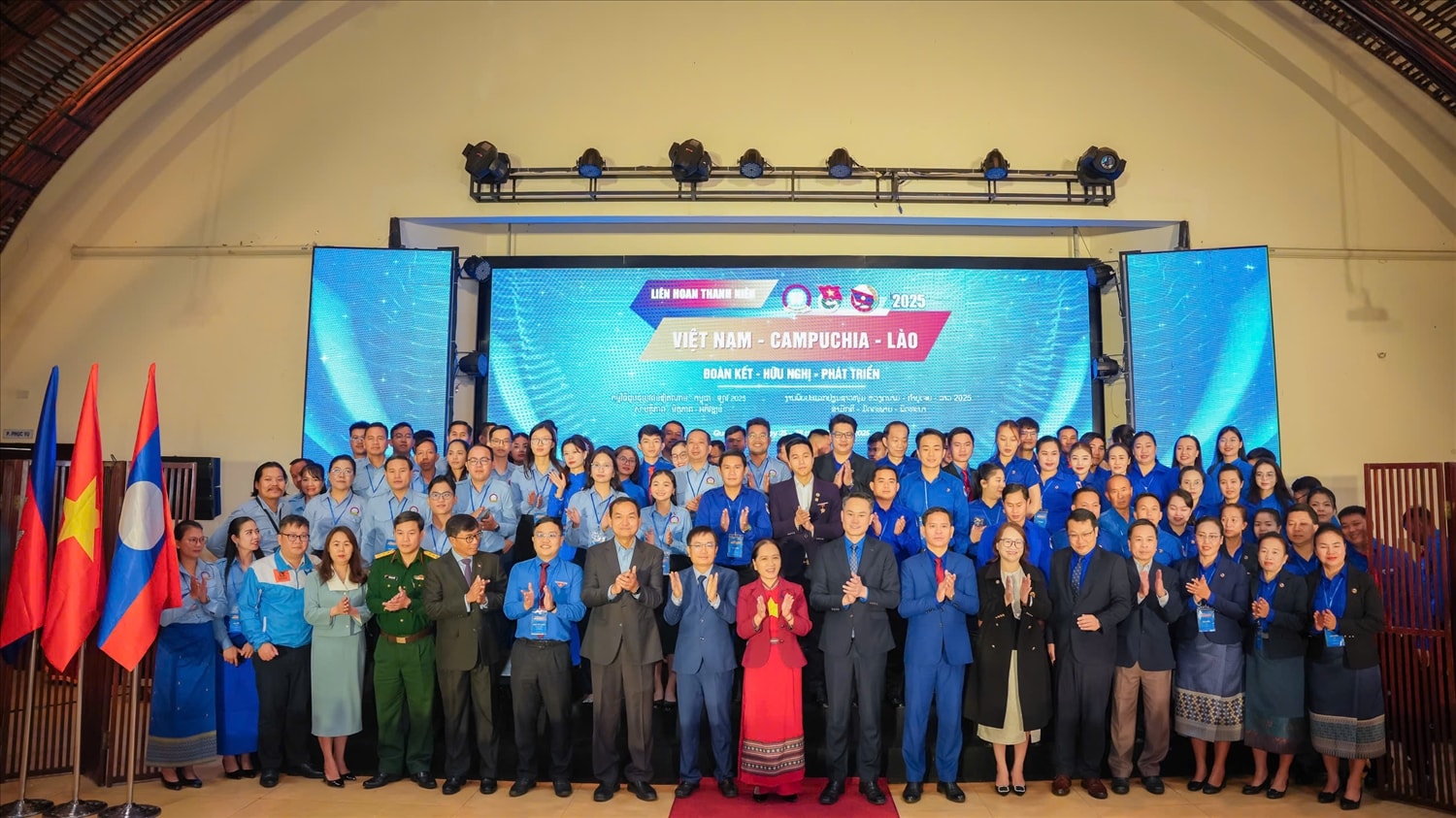 Thanh niên Việt Nam - Campuchia - Lào chụp ảnh lưu niệm. (Ảnh: Ngọc Chí)