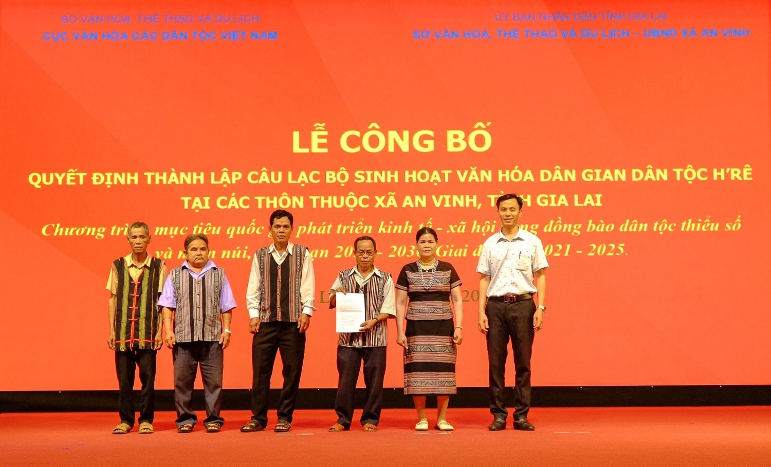 Trao quyết định thành lập Câu lạc bộ văn hóa dân gian dân tộc Hrê xã An Vinh. (Ảnh: N.N)