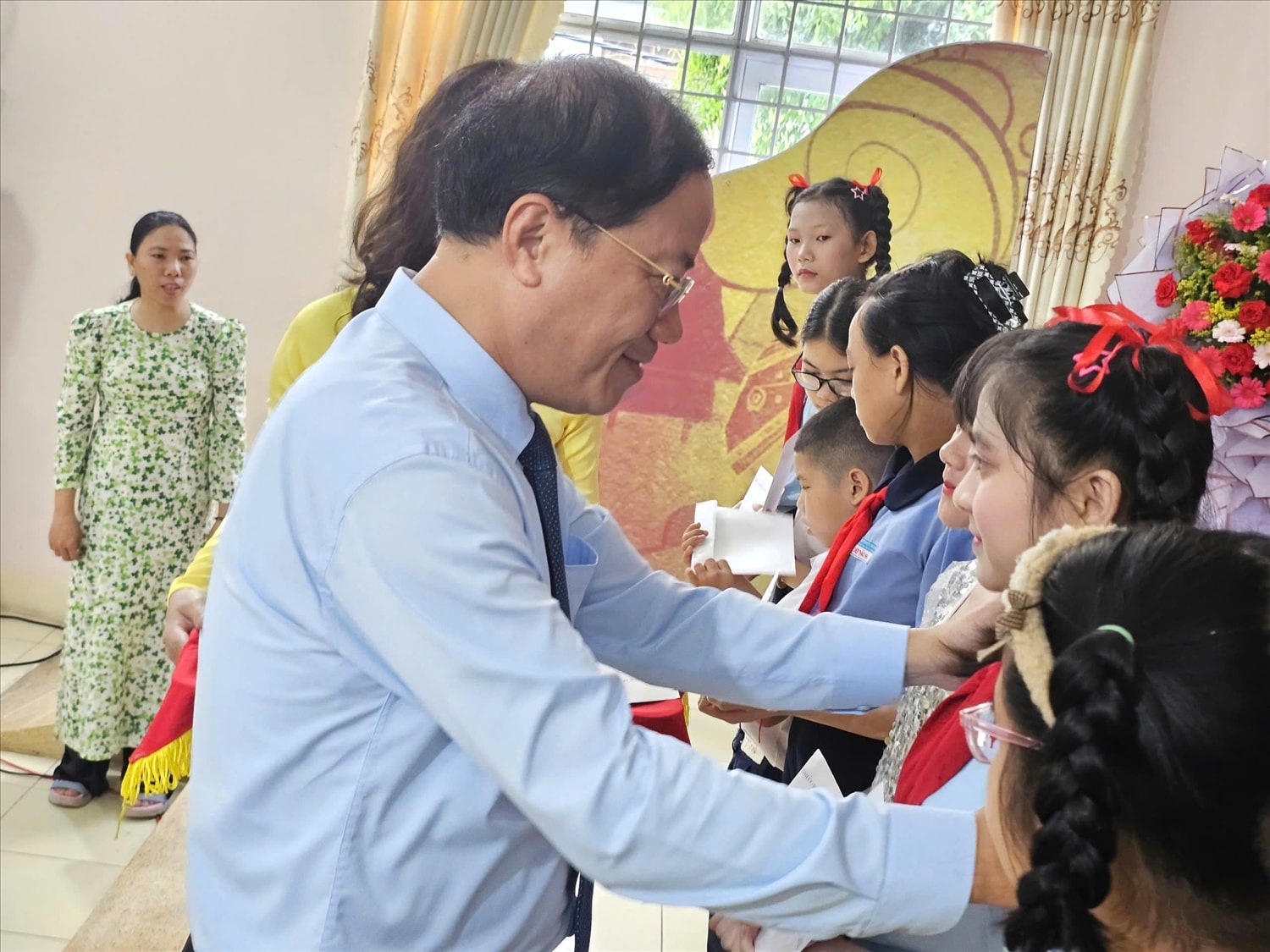 Ông Phạm Anh Tuấn, Chủ tịch UBND tỉnh Gia Lai trao học bổng, động viên các em học sinh khó khăn (Ảnh: P.H)