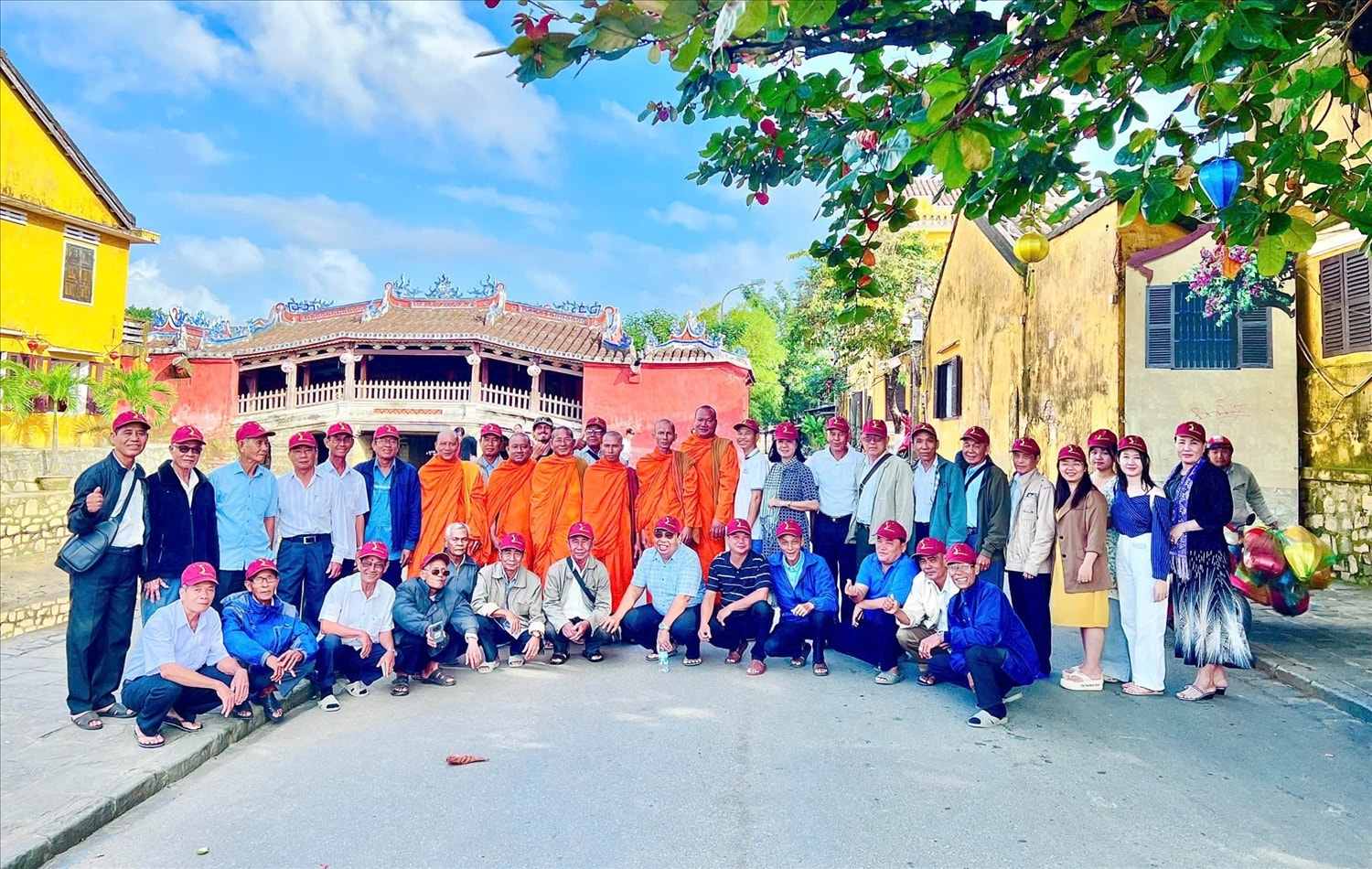 Đoàn đại biểu Người có uy tín tỉnh An Giang đi thăm quan phố cổ Hội An, TP. Đà Nẵng,