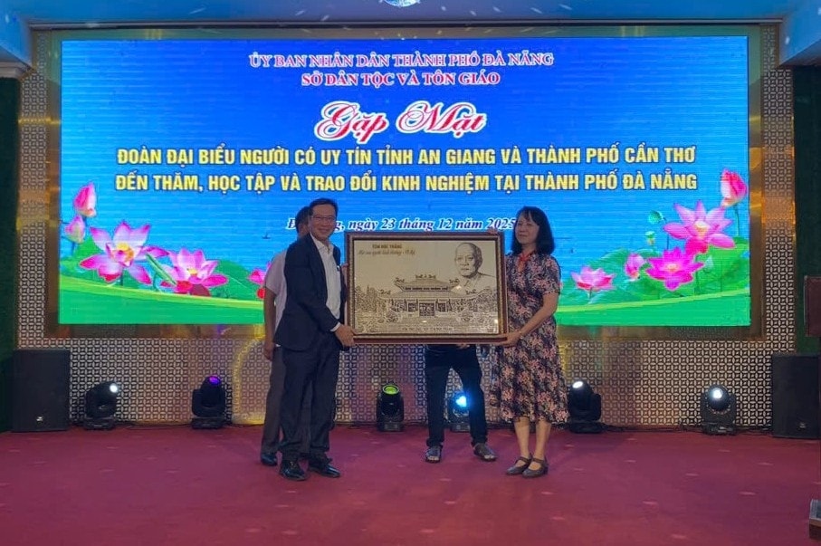 Đoàn đại biểu Người có uy tín do bà Nguyễn Thị Phương Linh, Phó Giám đốc Sở Dân tộc và Tôn giáo tỉnh An Giang làm trưởng đoàn, đến giao lưu, học tập kinh nghiệm  tại Đà Nẵng