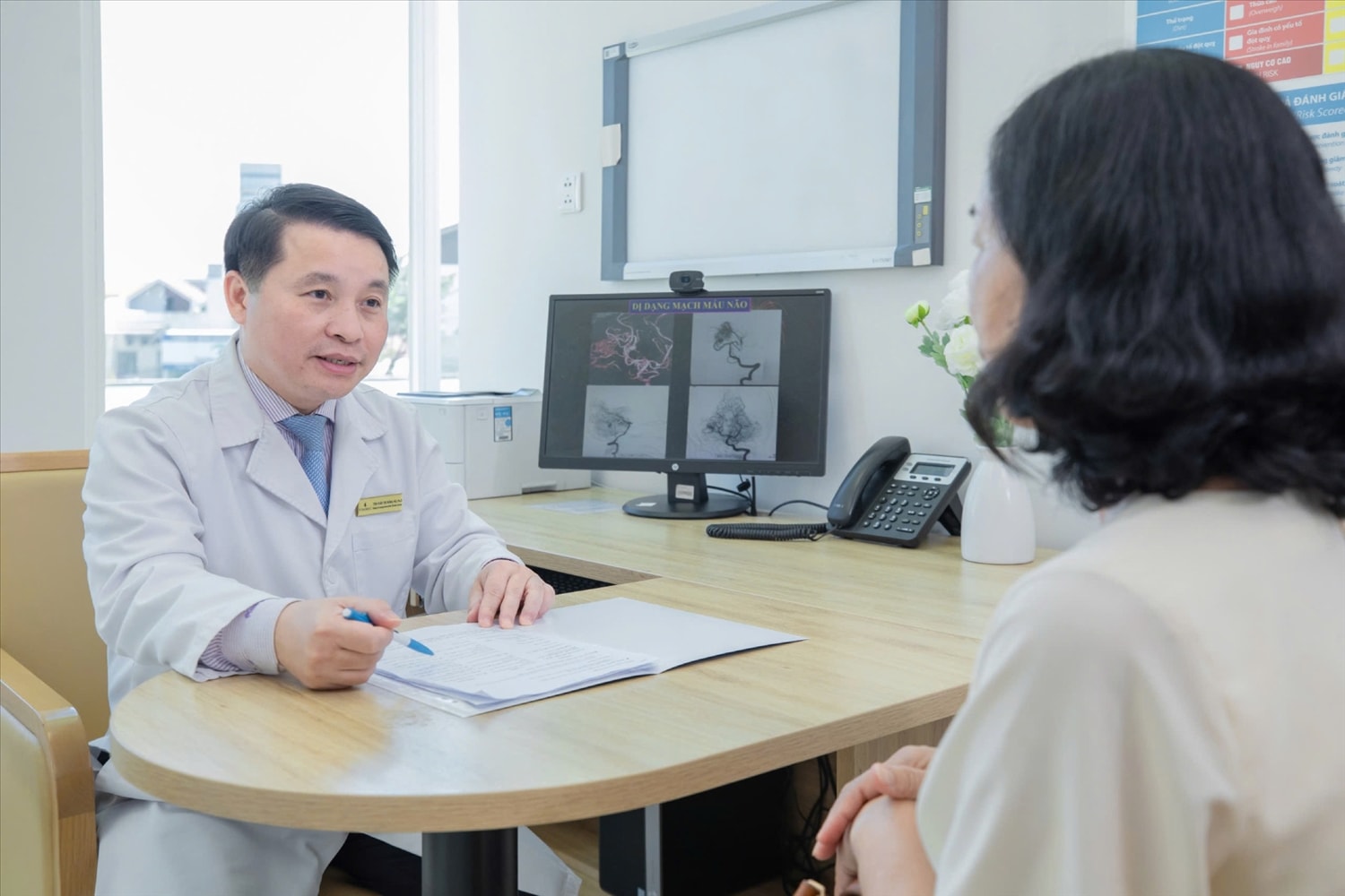 TS.BS Tôn Thất Trí Dũng ân cần thăm khám cho bệnh nhân