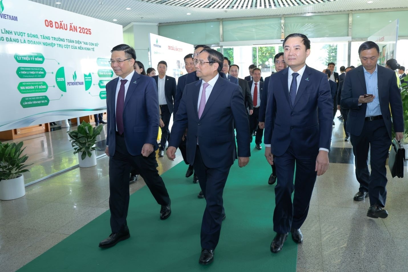 Lãnh đạo Petrovietnam và các đơn vị thành viên chào đón Thủ tướng Chính phủ Phạm Minh Chính tới dự Hội nghị Tổng kết công tác năm 2025