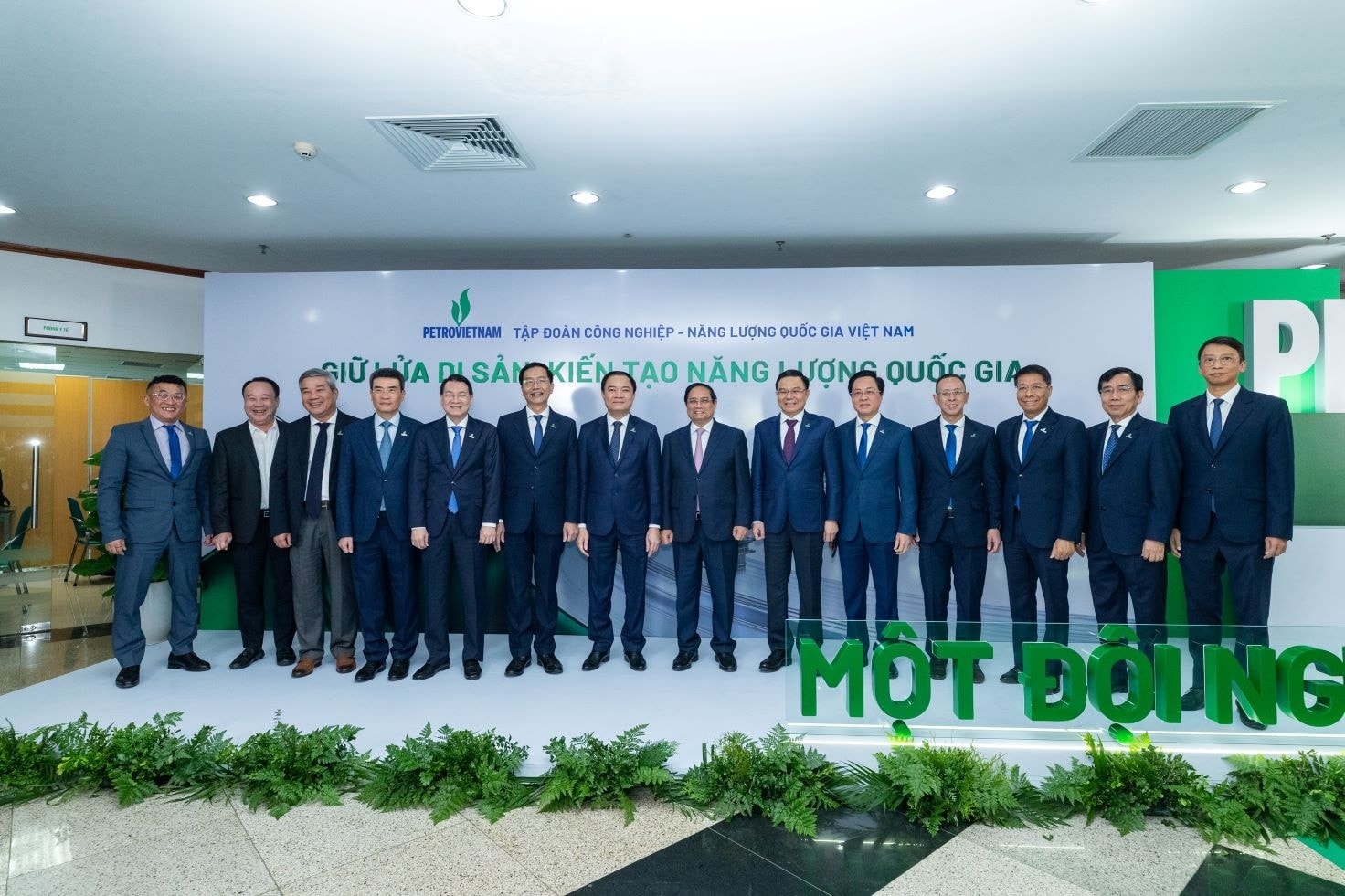Thủ tướng Chính phủ chụp ảnh kỷ niệm cùng đồng chí nguyên Lãnh đạo và các đồng chí Lãnh đạo Tập đoàn