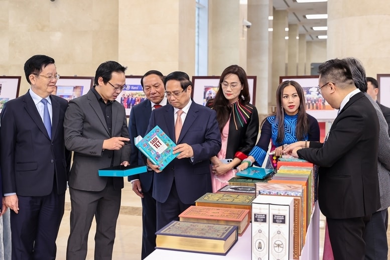 Thủ tướng Phạm Minh Chính, Phó Thủ tướng Mai Văn Chính cùng các đại biểu tham quan trưng bày sản phẩm ngành văn hoá, thể thao và du lịch - Ảnh: VGP/Nhật Bắc