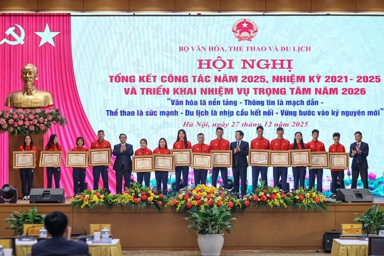 Thủ tướng Phạm Minh Chính tặng Bằng khen cho các vận động viên có thành tích xuất sắc tại SEA Games 33 - Ảnh: VGP/Nhật Bắc