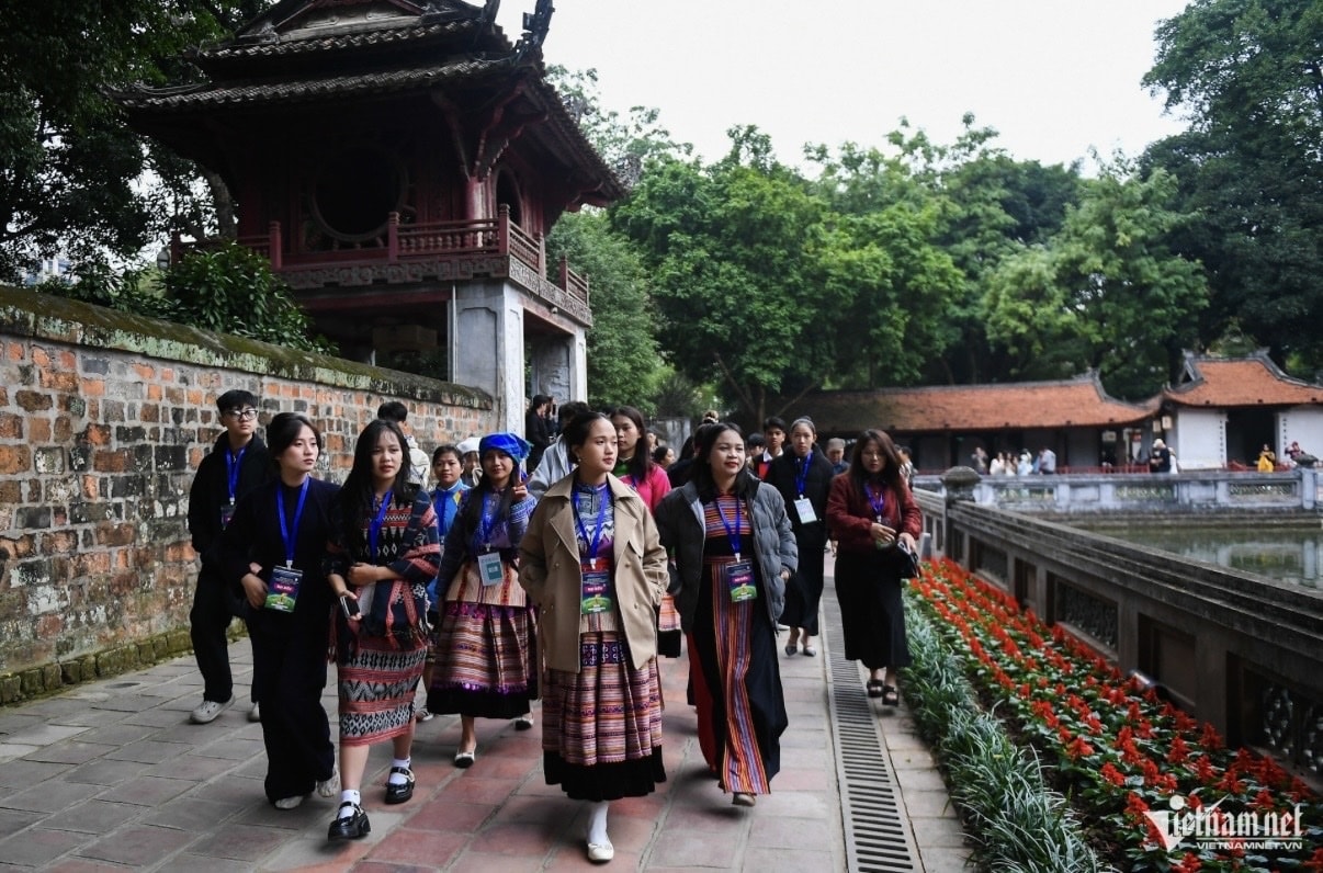 Đoàn học sinh, sinh viên, thanh niên DTTS xuất sắc, tiêu biểu ghi sổ vàng tại Văn Miếu