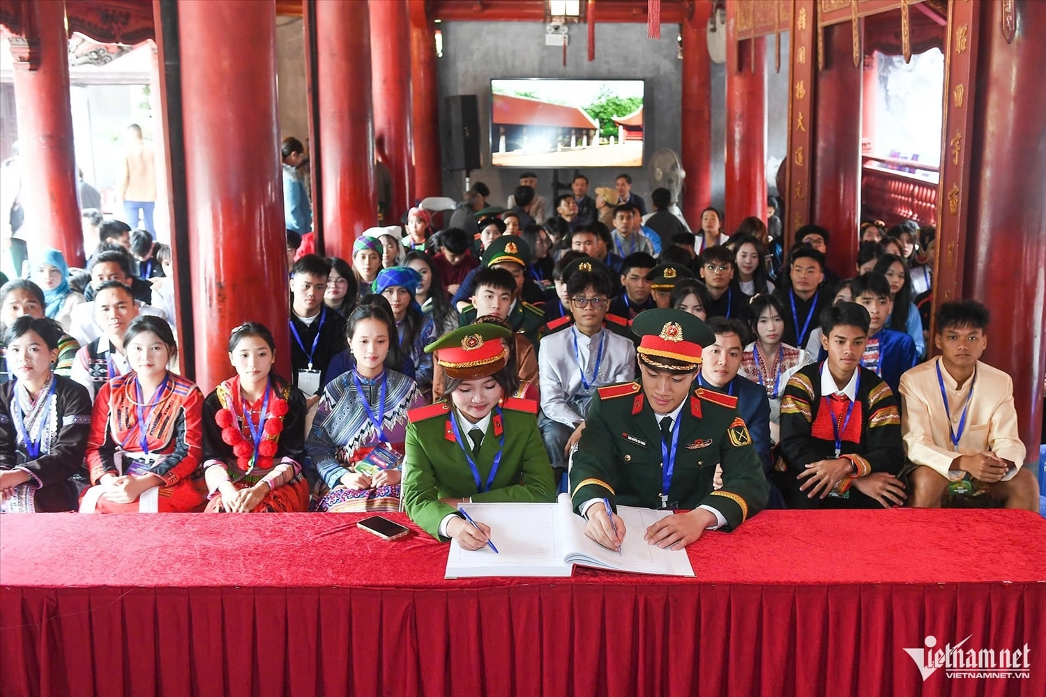 Đoàn học sinh, sinh viên, thanh niên DTTS xuất sắc, tiêu biểu ghi sổ vàng tại Văn Miếu 4