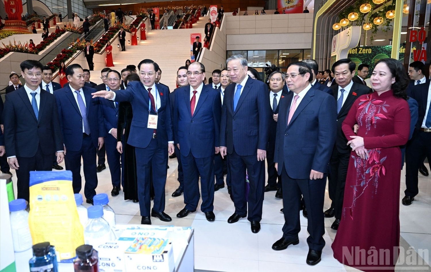 Tổng Bí thư Tô Lâm, nguyên Tổng Bí thư Nông Đức Mạnh, Thủ tướng Phạm Minh Chính và các đại biểu tham quan Triển lãm 40 năm Đổi mới tại Đại hội.