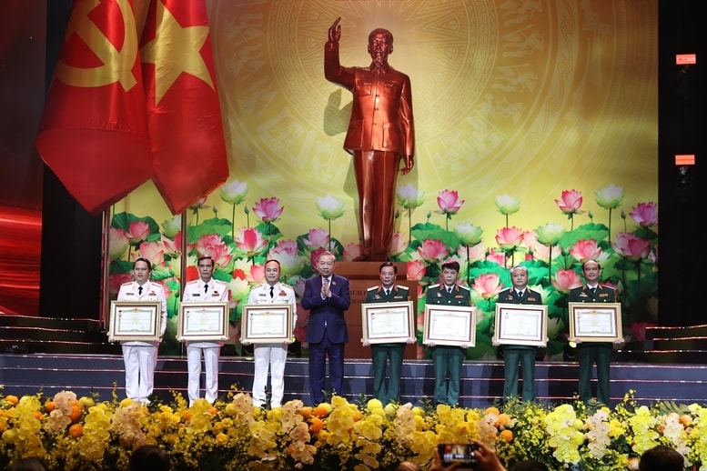 Tổng Bí thư Tô Lâm trao Danh hiệu Anh hùng Lực lượng vũ trang nhân dân cho các tập thể - Ảnh: VGP/Nhật Bắc