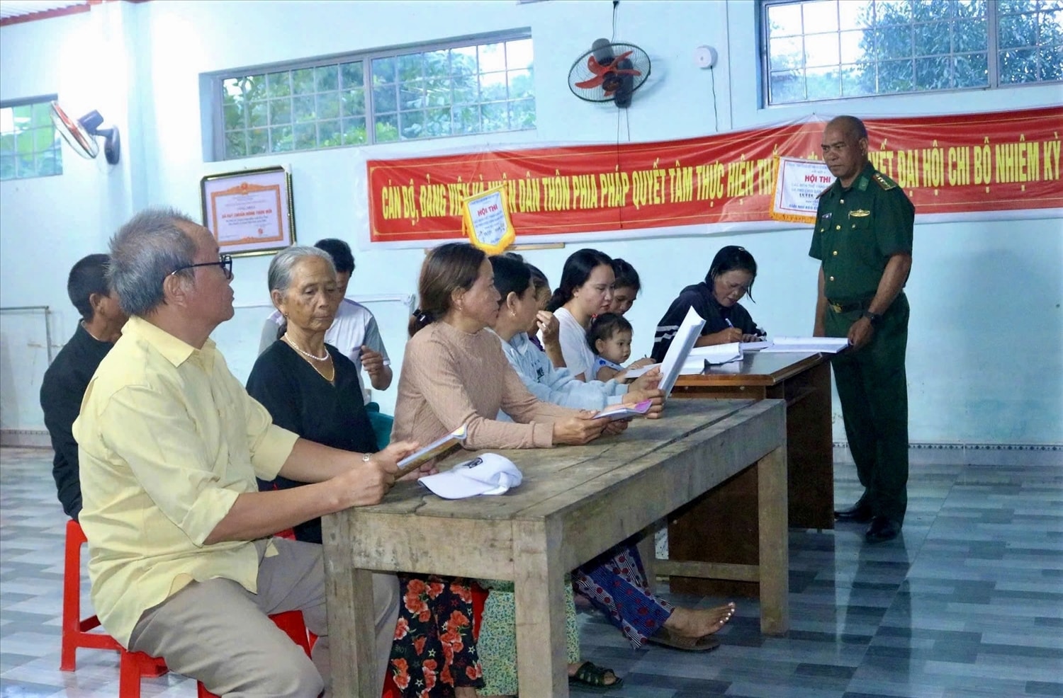 Đại úy A Bừng lên lớp dạy chữ cho đồng bào Xơ Đăng thôn Phia Pháp, xã Bờ Y. (Ảnh: Ngọc Chí) 
