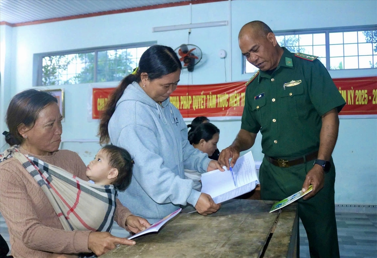 Đại úy A Bừng tận tình hướng dẫn học viên đọc từng con chữ. (Ảnh: Ngọc Chí)
