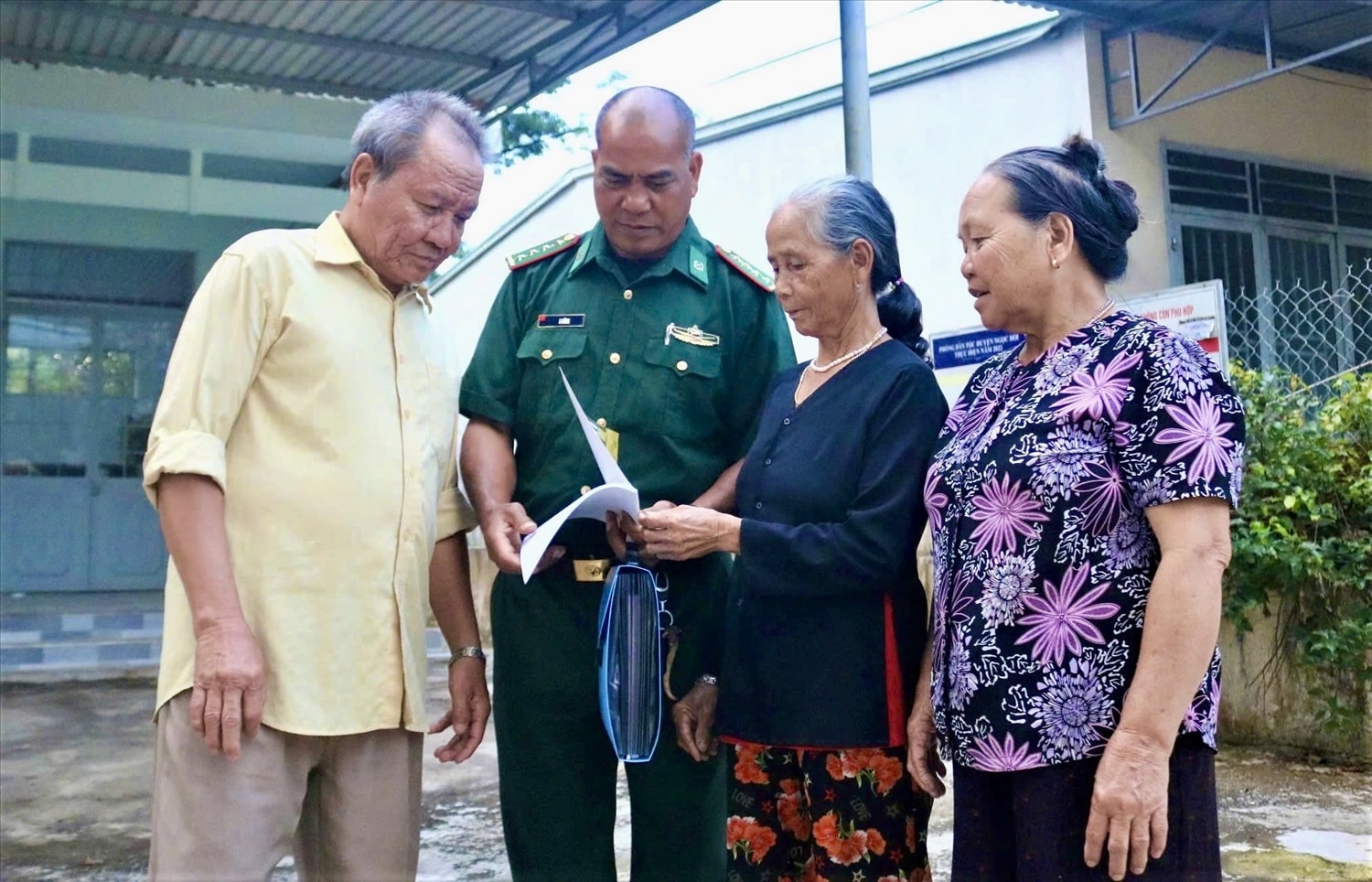 Đại úy A Bừng thường xuyên xuống thôn tuyên truyền pháp luật cho người dân. (Ảnh: Ngọc Chí)