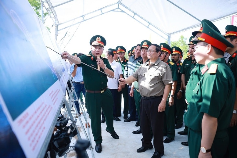 Thủ tướng nghe các đơn vị báo cáo - Ảnh: TTXVN