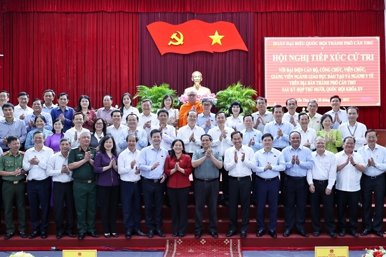 Thủ tướng cùng các đại biểu tại buổi tiếp xúc cử tri TP. Cần Thơ - Ảnh: VGP/Nhật Bắc
