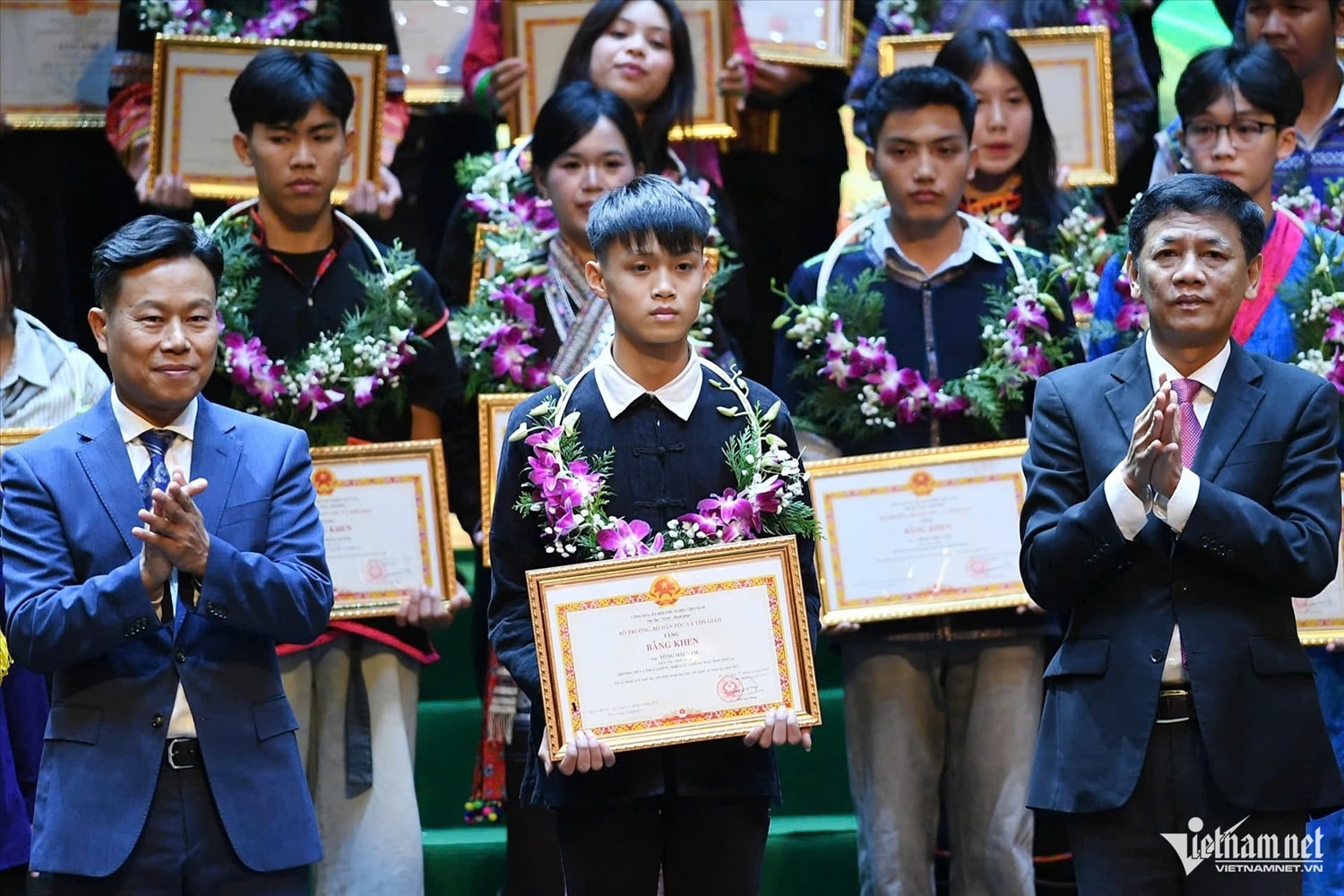 Thứ trưởng Bộ Giáo dục và Đào tạo Lê Quân (bên trái) và ông Lâm Văn Mẫn, Chủ tịch Hội đồng Dân tộc của Quốc hội trao Bằng khen cho các học sinh, sinh viên, thanh niên DTTS xuất sắc, tiêu biểu năm 2025.
