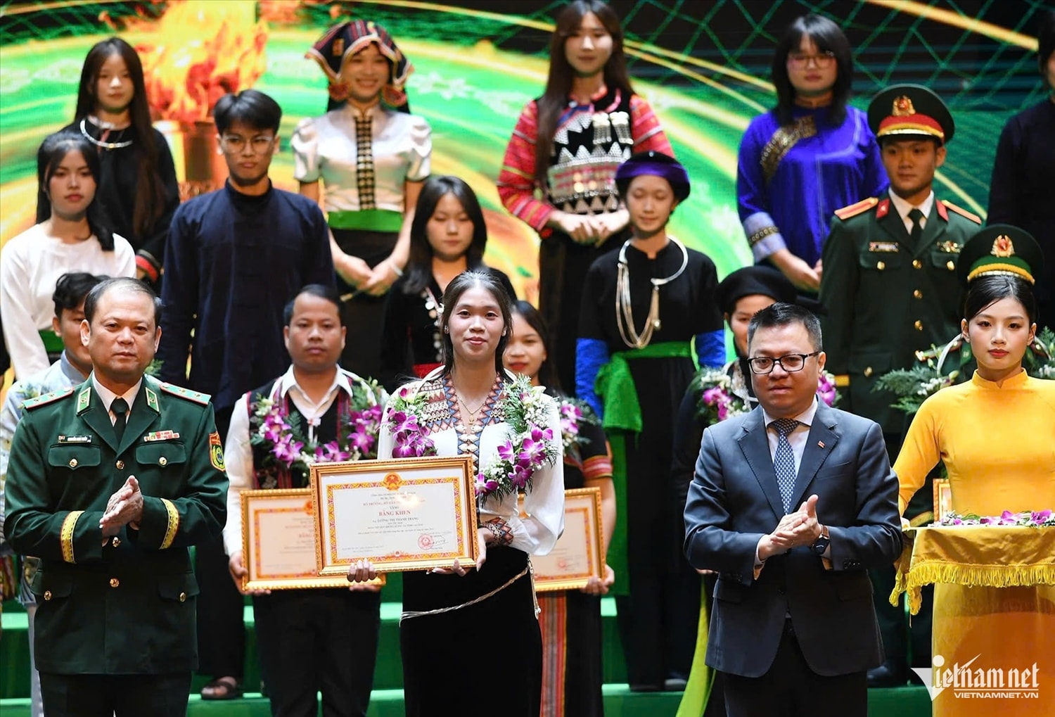 Trung tướng Nguyễn Anh Tuấn, Chính ủy Bộ đội Biên phòng (bên trái) và ông Lê Quốc Minh, Phó Trưởng Ban Tuyên giáo và Dân vận Trung ương, Tổng Biên tập Báo Nhân Dân, Chủ tịch Hội Nhà báo Việt Nam trao bằng khen cho học sinh, sinh viên thanh niên DTTS xuất sắc, tiêu biểu