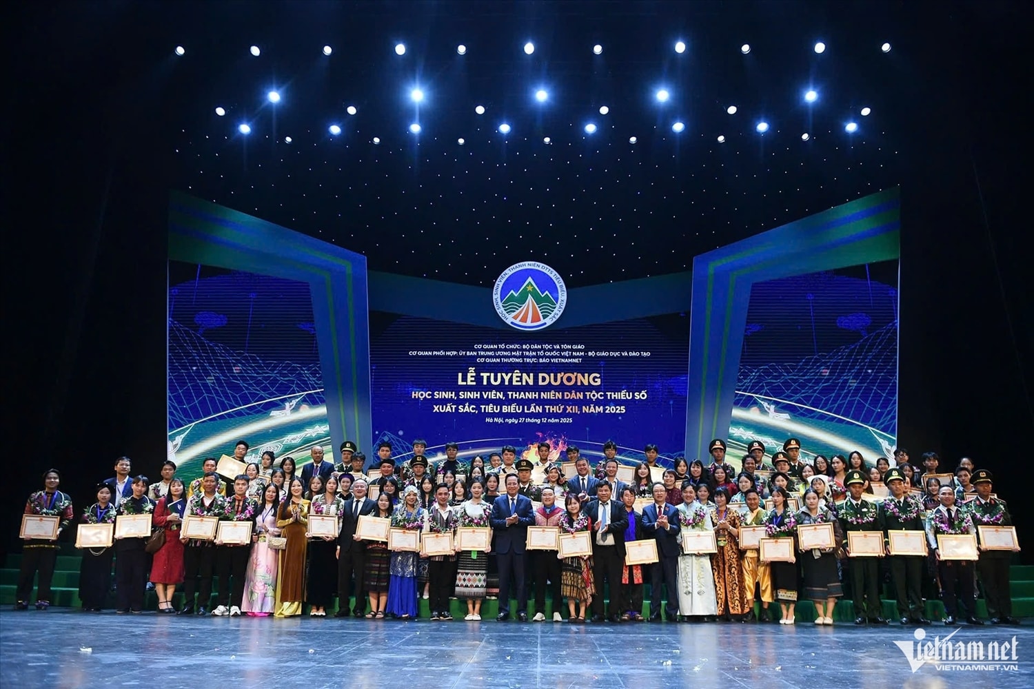 Bộ trưởng Bộ Dân tộc và Tôn giáo Đào Ngọc Dung và lãnh đạo các cơ quan, đơn vị chụp ảnh lưu niệm cùng 150 học sinh, sinh viên, thanh niên DTTS xuất sắc, tiêu biểu năm 2025.