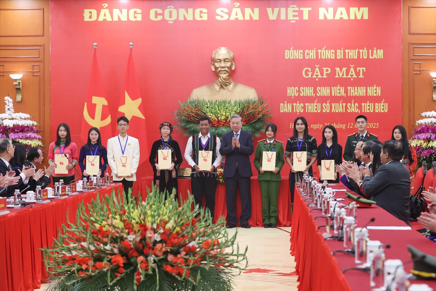 Chiều 26/12, tại buổi gặp mặt, Tổng Bí thư Tô Lâm đã trao quà cho các học sinh, sinh viên, thanh niên DTTS xuất sắc, tiêu biểu năm 2025.