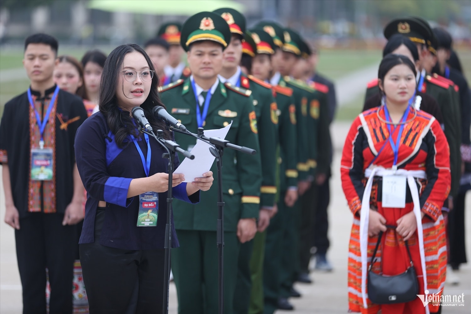 Em Trần Thị Thảo Linh, dân tộc Nùng, người đạt giải Nhì học sinh giỏi quốc gia môn Ngữ văn năm 2025, đại diện cho 150 học sinh, sinh viên, thanh niên DTTS  đã báo công dâng Bác về những thành tích đã đạt được trong các năm qua.
