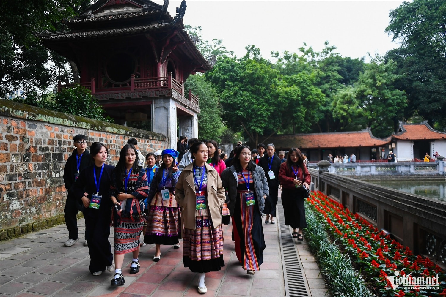 10h15 ngày 27/12, Đoàn học sinh, sinh viên, thanh niên DTTS xuất sắc, tiêu biểu năm 2025 đã về dâng hương và ghi tên trong sổ vàng tại Văn Miếu - Quốc Tử Giám (Hà Nội).