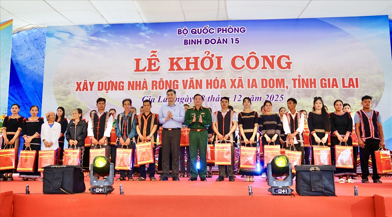  Y Vinh Tơr, Thứ trưởng Bộ Dân tộc và Tôn giáo Y Vinh Tơr và Thượng tướng Trương Thiên Tô trao quà tặng người dân có hoàn cảnh khó khăn
