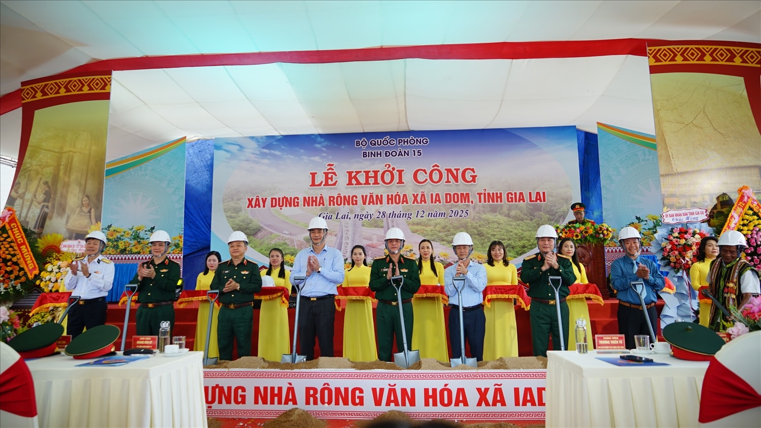 Các đại biểu làm lễ khởi công xây dựng Nhà rông văn hóa xã Ia Dom