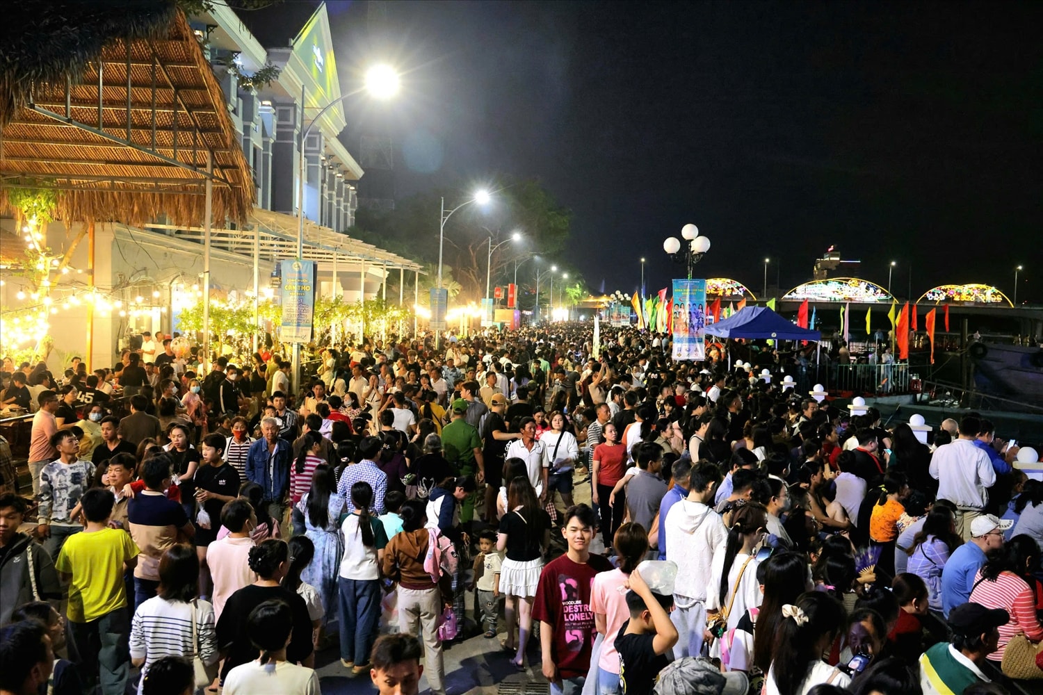 Biển người đổ về dự khai mạc Lễ hội Văn hoá sông nước Cần Thơ