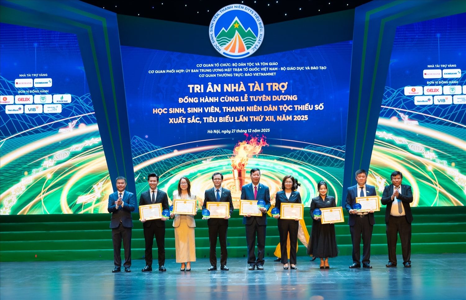 Đại diện Agribank, bà Từ Thị Kim Thanh - Thành viên Hội đồng thành viên (thứ tư từ phải sang) nhận Bằng khen và Kỷ niệm chương tri ân Nhà tài trợ Vàng của Ban Tổ chức
