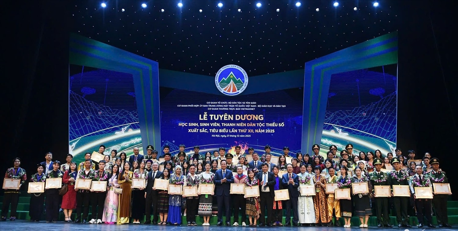 Bộ trưởng Bộ Dân tộc và Tôn giáo Đào Ngọc Dung và lãnh đạo các cơ quan, đơn vị chụp ảnh lưu niệm cùng 150 học sinh, sinh viên, thanh niên dân tộc thiểu số xuất sắc, tiêu biểu năm 2025