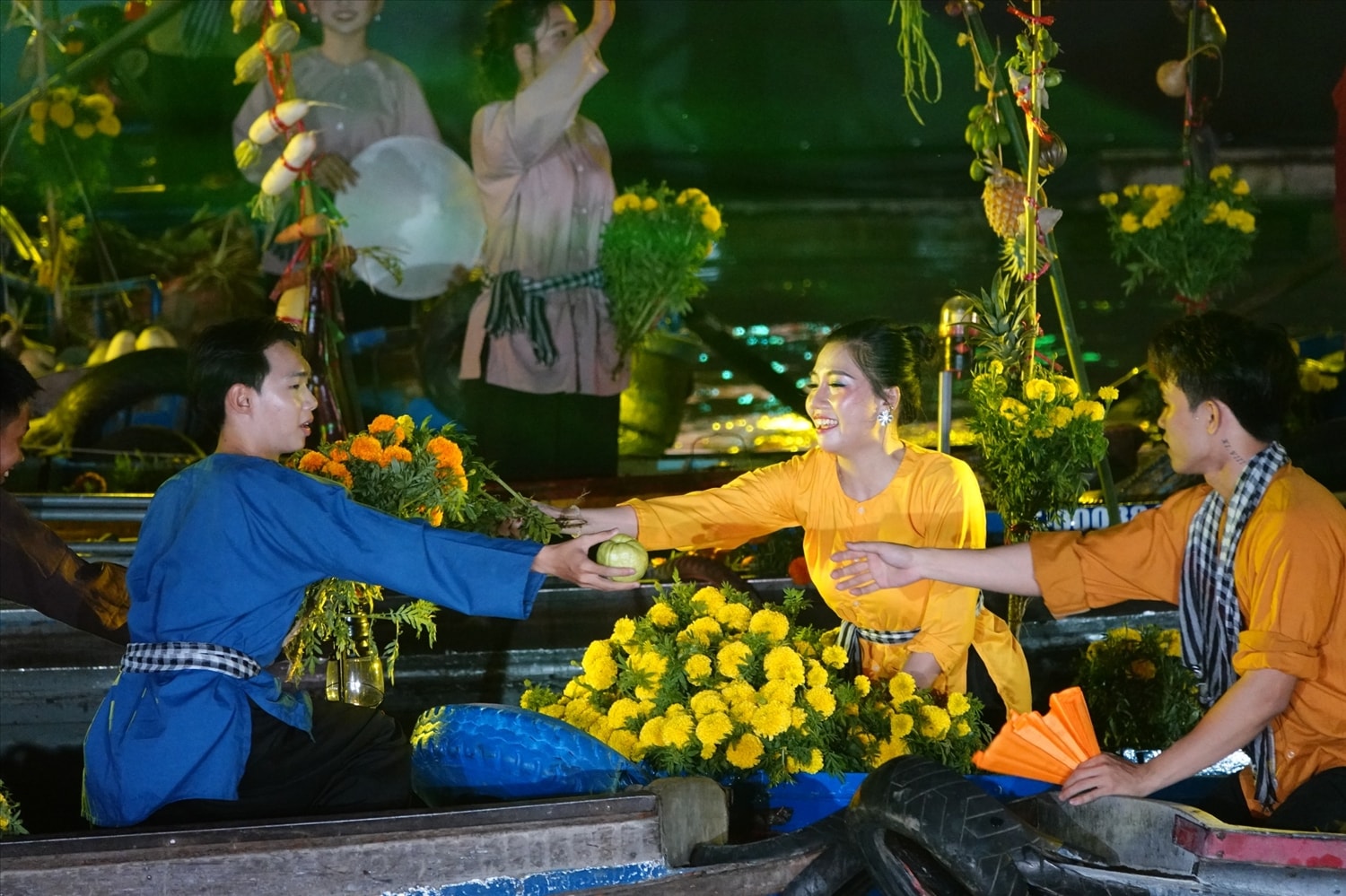Không gian 'trên bến dưới thuyền' - nét đặc trưng của đồng bào các dân tộc được giới thiệu tại lễ hội Không gian 'trên bến dưới thuyền' - nét đặc trưng của đồng bào các dân tộc được giới thiệu tại Lễ hội