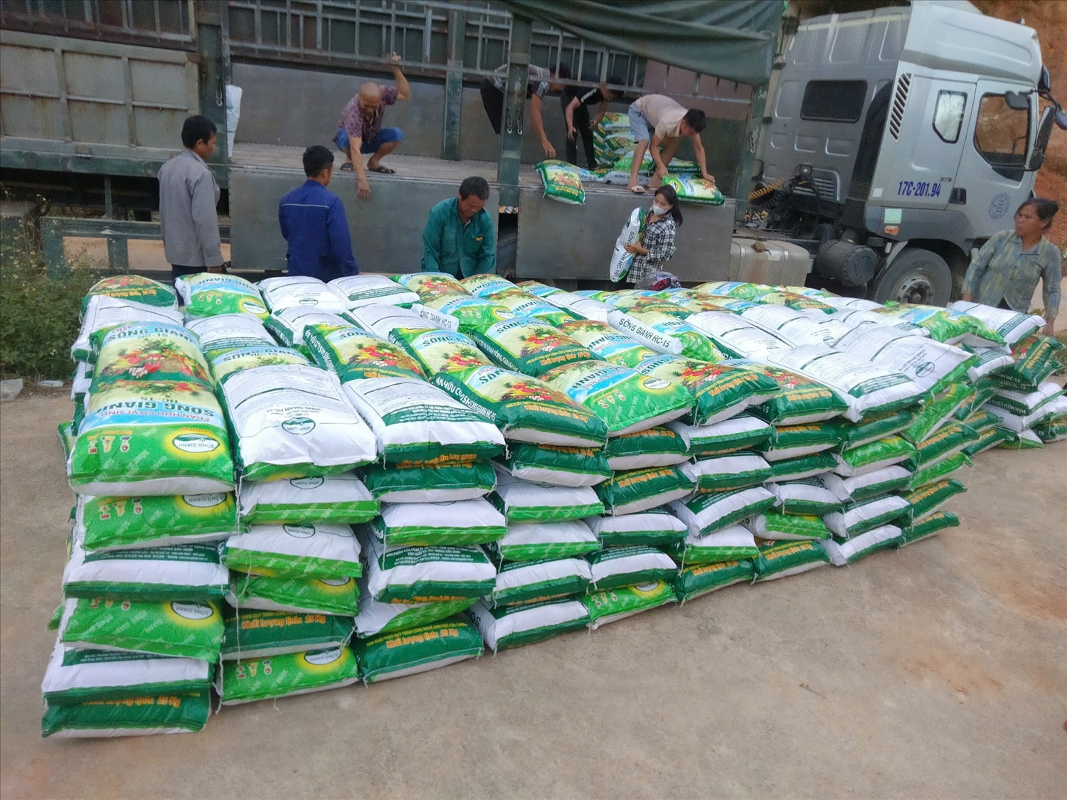 Người dân được hỗ trợ phân bón để phát triển sản xuất