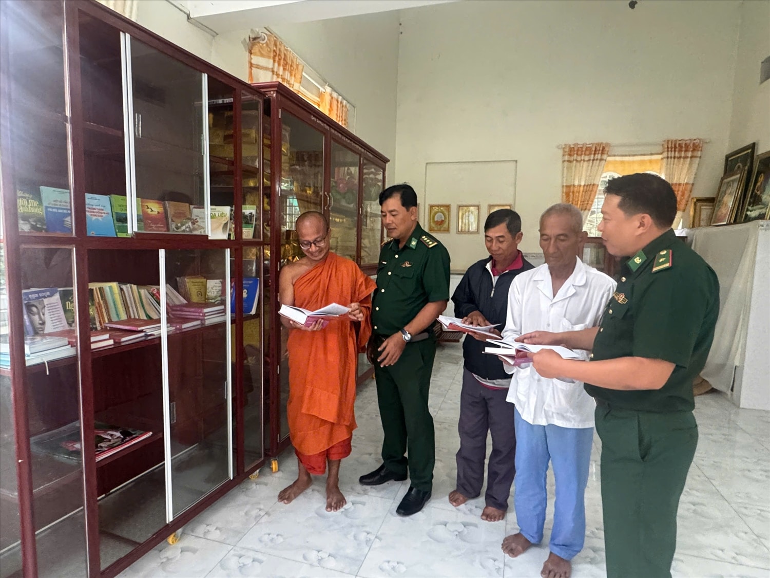 Bằng nhiều hình thức tuyên truyền lực lượng BĐBP đã đưa kiến thức pháp luật đến đồng bào khu vực biên giới