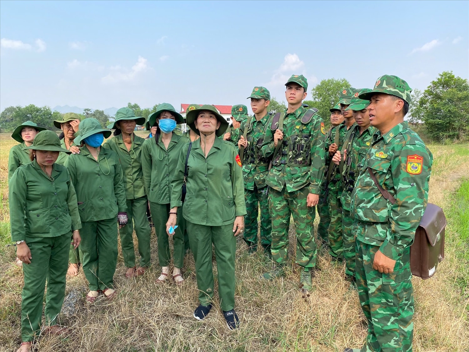 Tổ phụ nữ tự quản đường biên, cột mốc cùng ĐBP Vĩnh Gia ( An Giang) phối hợp kiểm tra cột mốc và dọn vệ sinh nhân dịp Ngày hội Quốc phòng toàn dân năm 2025 
