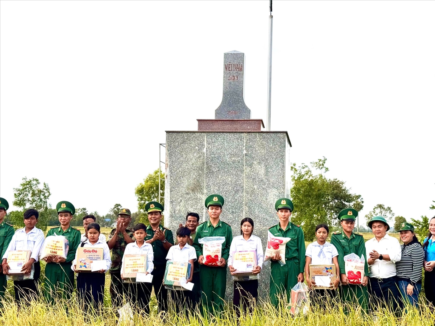 ĐBP Phú Mỹ trao học bổng cho các em học sinh phía Campuchia tại cột mốc 303