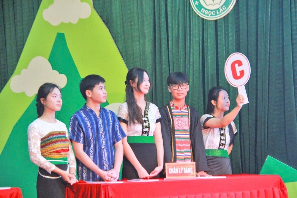 Các đội tham dự phần thi tìm hiểu kiến thức pháp luật. Các đội tham dự phần thi tìm hiểu kiến thức pháp luật.