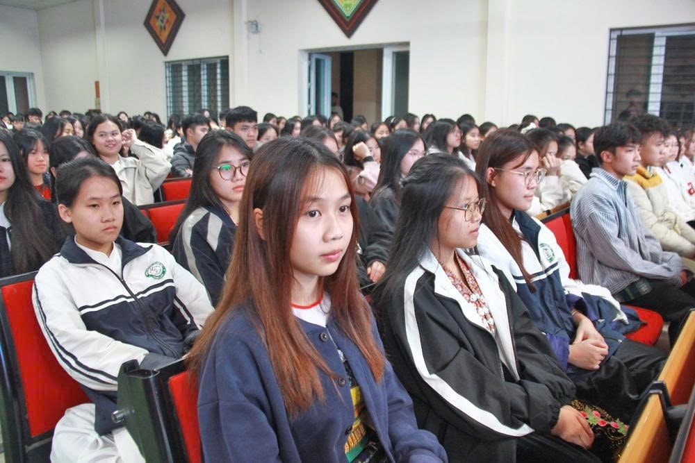 Các em học sinh tham dự hội thi. Các em học sinh tham dự hội thi.