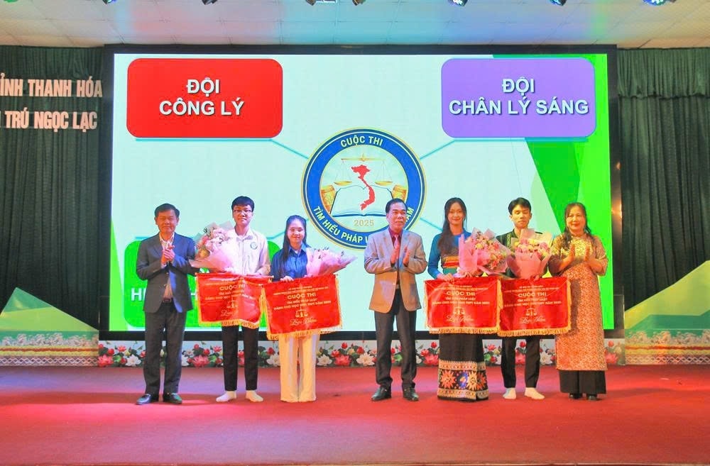 Ban tổ chức trao cờ lưu niệm cho các đội tham dự hội thi. Ban tổ chức trao cờ lưu niệm cho các đội tham dự hội thi.