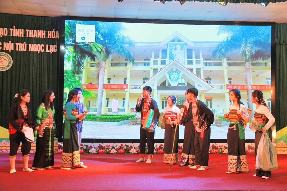Phần thi chào hỏi của các đội tham dự. Phần thi chào hỏi của các đội tham dự.