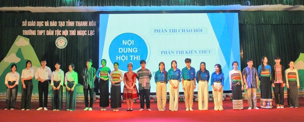 4 đội thi đại diện cho các em học sinh khối 10, 11 Trường THPT Dân tộc nội trú Ngọc Lặc. 4 đội thi đại diện cho các em học sinh khối 10, 11 Trường THPT Dân tộc nội trú Ngọc Lặc.
