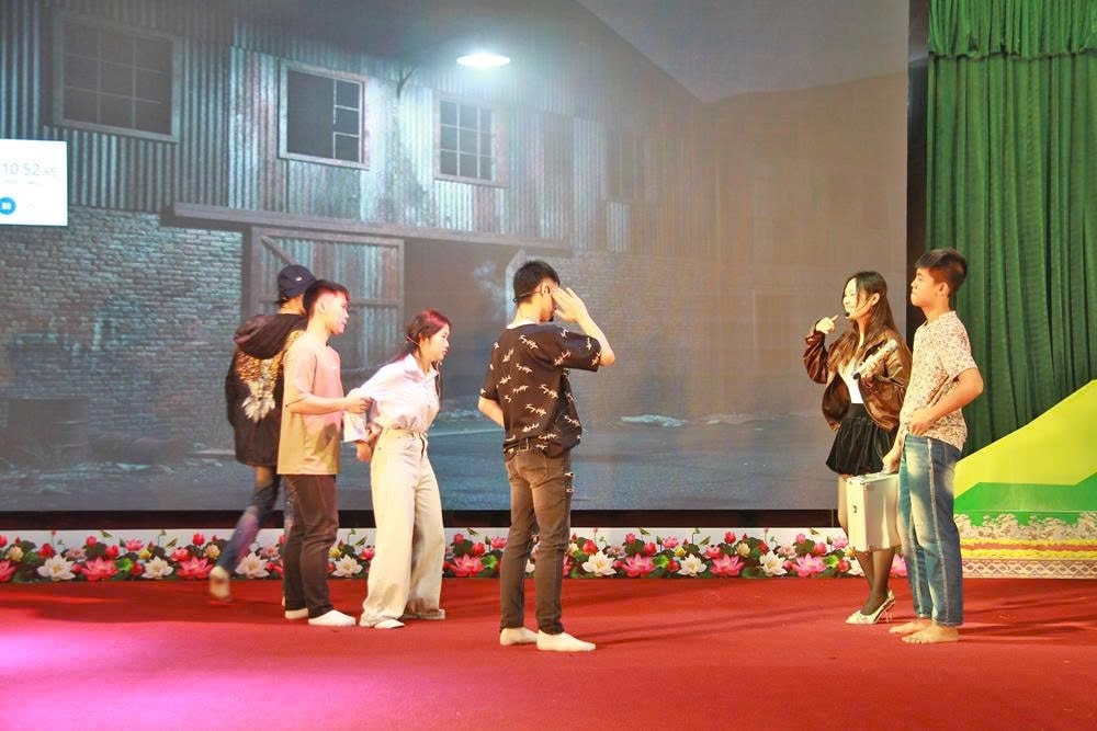 Phần thi tiểu phẩm “Lấy chồng tây” của Đội Chân lý sáng với nội dung phòng, chống mua bán người. Phần thi tiểu phẩm “Lấy chồng tây” của Đội Chân lý sáng với nội dung phòng, chống mua bán người.