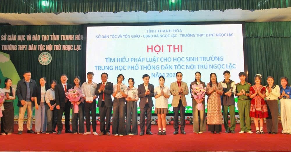 BTC chụp ảnh lưu niệm cùng các đội tham dự hội thi và đoạt giải. BTC chụp ảnh lưu niệm cùng các đội tham dự hội thi và đoạt giải.