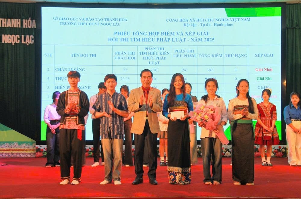 Ông Cầm Bá Tường, Phó Giám đốc Sở Dân tộc và Tôn giáo trao giải Nhất cho đội “Chân lý sáng”. Ông Cầm Bá Tường, Phó Giám đốc Sở Dân tộc và Tôn giáo trao giải Nhất cho đội “Chân lý sáng”.