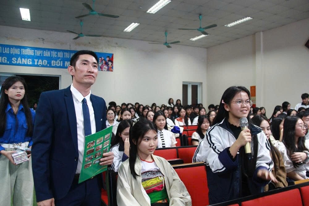 Phần giao lưu, tìm hiểu kiến thức pháp luật của các em học sinh nhà trường. Phần giao lưu, tìm hiểu kiến thức pháp luật của các em học sinh nhà trường.