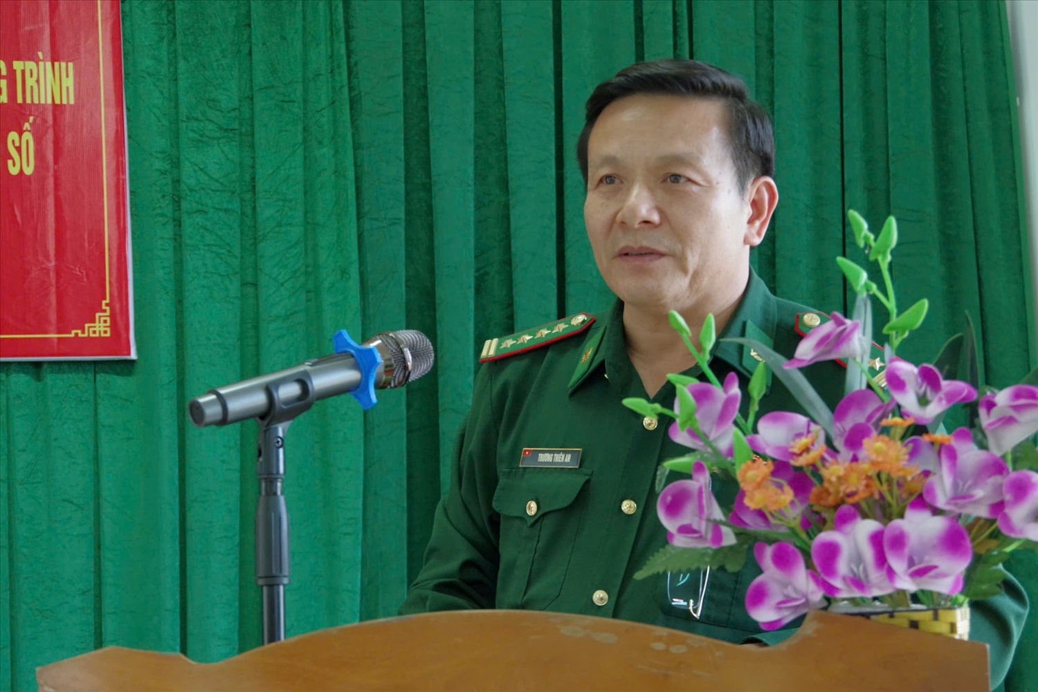 Đại tá Trương Thiên An, Phó Chính ủy Bộ Chỉ huy Quân sự tỉnh; Bí thư Đảng ủy, kiêm Chính ủy Bộ đội Biên phòng tỉnh Quảng Ngãi phát biểu tại buổi gặp mặt. (Ảnh: Ngọc Chí)
