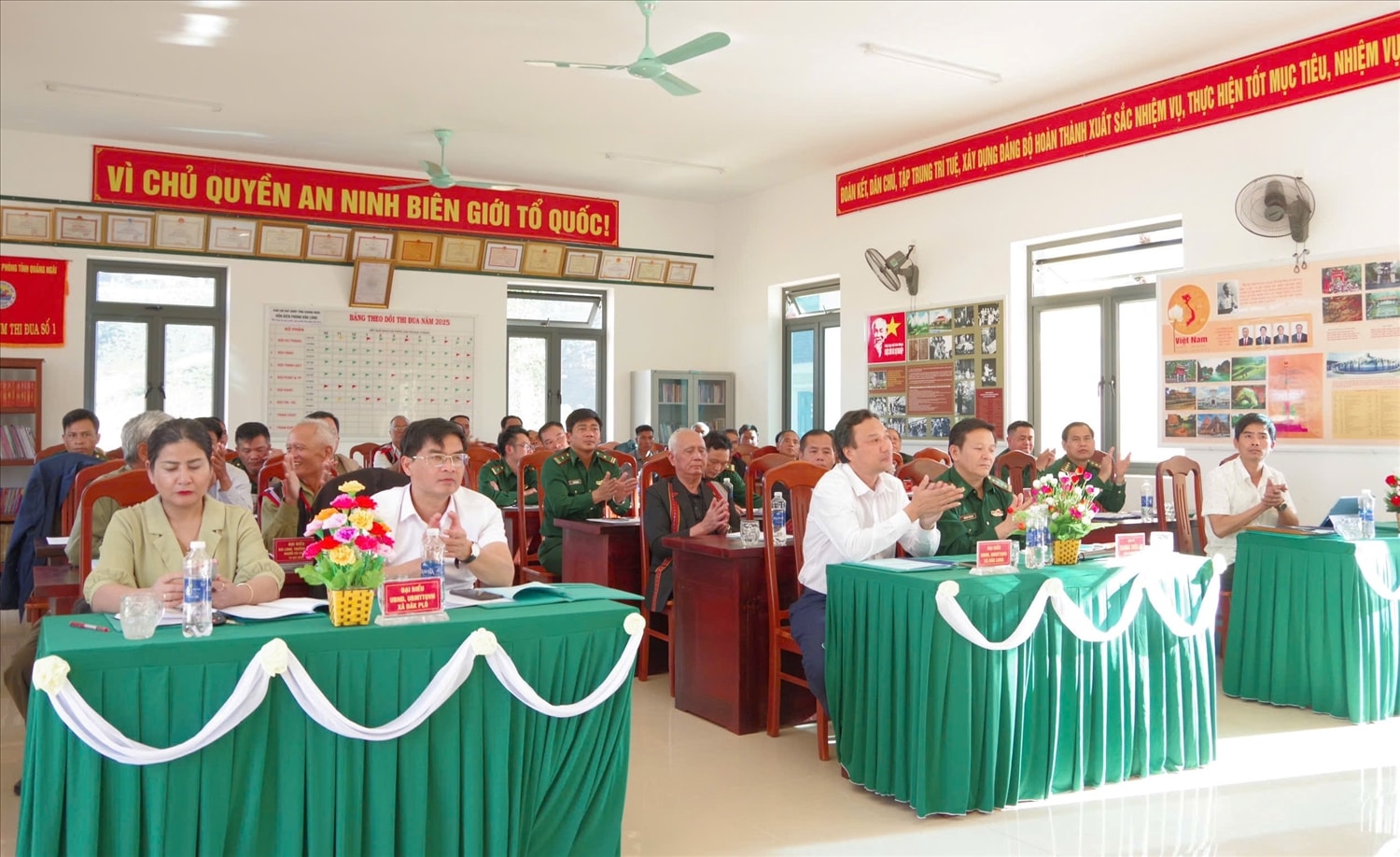 Các đại biểu tham dự buổi gặp mặt. (Ảnh: Ngọc Chí)