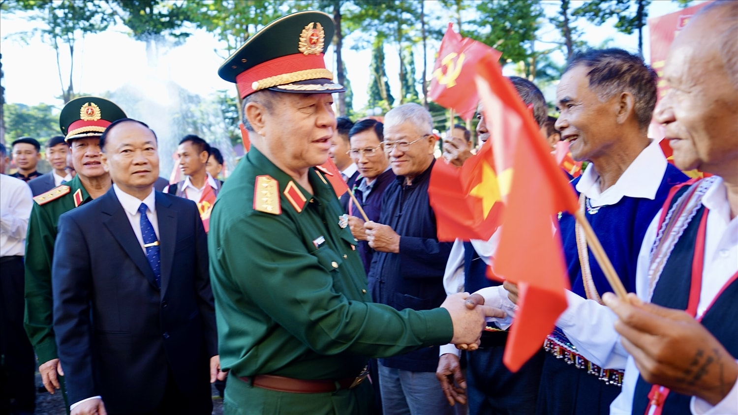 Đại tướng Nguyễn Trọng Nghĩa thăm hỏi, bắt tay chúc mừng các già làng, trưởng thôn, Người có uy tín