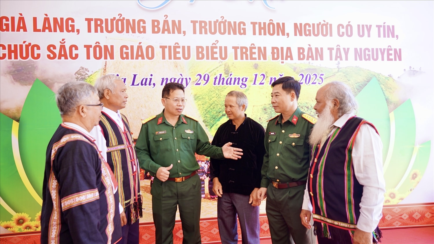Đội ngũ già làng, trường thôn, Người có uy tín là những 